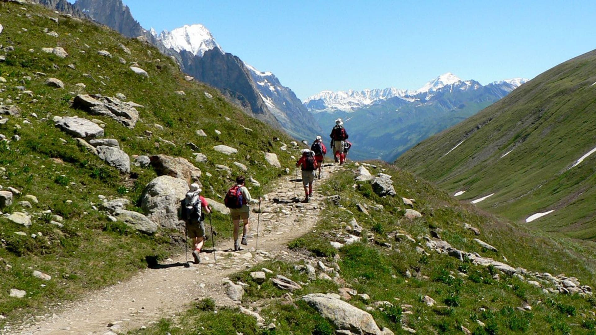 Randonneurs au refuge Soldini, Tour du Mont-Blanc